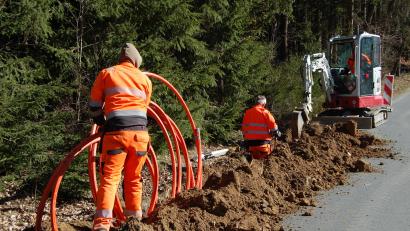 Bild: sm
Die Arbeiten für die Verlegung der Glasfaserleitungen zur Erschließung des Haberlandes haben bereits begonnen. Unser Bild zeigt ein Verlege-Team in der Nähe von Klobenreuth. Bild: sm