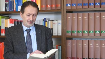 Bild: Gabi Schönberger
Franz Schlama studiert das Strafgesetzbuch, 35 Jahre lang für ihn so etwas wie das Skalpell für den Chirurgen.