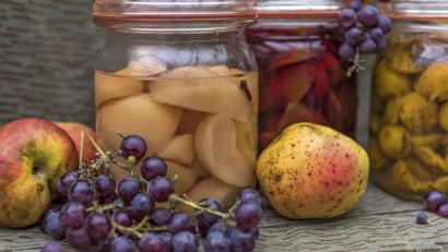 Bild: Lisa Leuoth
Die eigene Ernte von Garten und Balkon wird eingekocht und bereichert den Speiseplan im Winter.