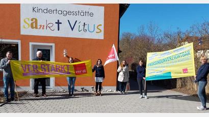 Bild: u
Bessere Bedingungen im Bereich der Sozial- und Erziehungsarbeit fordert die Gewerkschaft Ver.di anlässlich des Frauentags. Beim Besuch der Kindertagesstätte St. Vitus verleihen dieser Forderung Nachdruck (von links): die Stadt- und Kreisräte Uwe Bergmann und Reinhold Strobl, die Erzieherinnen Tanja Koch und Antonia Dobmeier, Ver.di-Vertreterin Kathrin Birner, Erzieherin Franziska Bierler und Kita-Leiterin Birgit Kumeth.