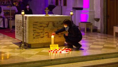 Bild: njn
Vor dem Altar platzierten die Gläubigen Friedenslichter.