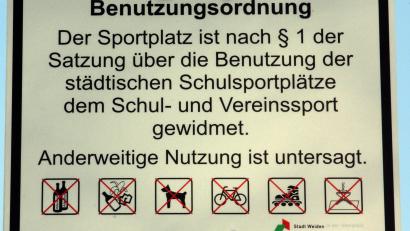 Bild: R. Kreuzer
Mit solchen Schildern regelt die Stadt die Benutzung des Realschulsportplatzes.