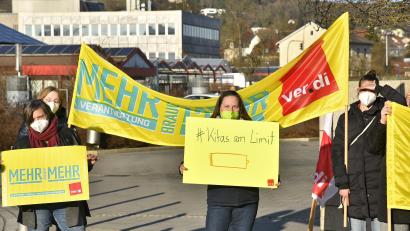 Bild: Petra Hartl
Beschäftigte aus Jugendamt, Kitas, Behindertenhilfe nehmen vor dem ACC die Stadtratsmitglieder in Empfang, um auf ihre Tarifforderungen aufmerksam zu machen.