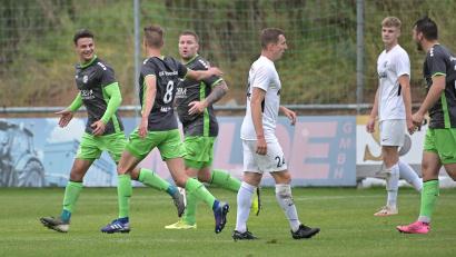 Archivbild: ref
Bastian Freisinger, Dominik Haller, Michael Jonczy (von links, rechts Johannes Böhm) bejubeln das 2:0 der DJK Gebenbach im Hinspiel gegen den TSV Karlburg. Endstand war ein 3:0.