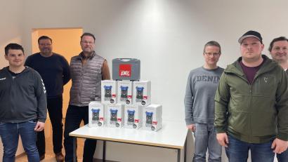 Bild: bö
System-Trenner als Zusatzausstattung für die Feuerwehren im Gemeindegebiet übergibt Bürgermeister Florian Junkes (Dritter von links) an die Kommandanten.