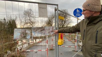 Bild: mad
Bürgermeister Maximilian Beer hat Fotos angebracht, damit man einen Eindruck von den Schäden bekommt, die zur Sperrung der Brücke geführt haben.