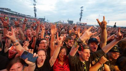 Archivbild: Thomas Frey/dpa
Musikfans jubeln auf dem Gelände des bislang letzten Festivals "Rock am Ring" 2019.