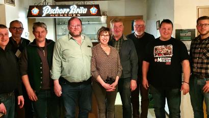 Bild: zer
Der Schnupferclub Safari hat sich neu aufgestellt. Von Links: Bürgermeister Dietmar Schaller, Kassenprüfer Lorenz Gebert, Kassier Marcus Beer, Präsident Michl Kick, Wirtin und bisherige 2.Vorsitzende Christine Würth, Ehrenmitglieder Josef Gallersdörfer und Georg Stahl, Schriftführer Andreas Gallersdörfer, neu 2. Vorsitzender Michael Meiler.