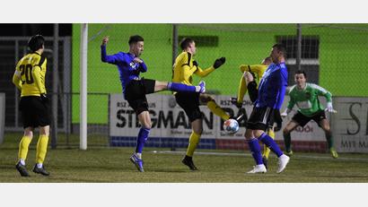 Bild: Büttner, Gerhard
Brenzlige Szene vor dem Amberger Tor: Fabian Helleder (Zweiter von links) versucht, den Ball gefährlich in Richtung Gästegehäuse zu befördern, Benjamin Burger (FC), Marcel Hack (FC), Nicola Vasilic (SpVgg SV) sowie Torwart Manuel Baumgärtner beobachten die Aktion.