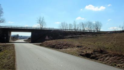 Bild: stg
Die Ansicht in Richtung Kemnath wird sich ziemlich verändern: Von der Staatsstraße soll in wenigen Monaten eine Anbindung an die Berndorfer Straße erfolgen.