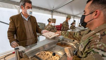 Bild: Armin Weigel/dpa
Markus Söder (CSU), Ministerpräsident von Bayern, reicht einem US-Soldaten ein Weißwurstfrühstück.