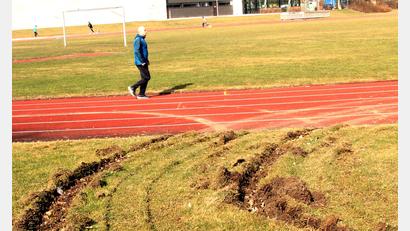 Bild: R. Kreuzer
Die Grasfläche ist aufgewühlt, und dadurch ist auch die Laufbahn verschmutzt. Die Reifenspuren stammen allerdings von einem städtischen Lastwagen, der beim Abtransport von Grüngut im feuchten Rasen steckengeblieben ist.