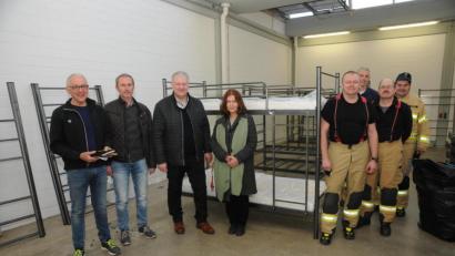 Bild: ige
Das Aufbauteam mit Schulleiterin Sabine Fersch (Vierte von links) und Landrat Richard Reisinger (Dritter von rechts) an der Spitze steht - die Bettenkapazitäten in den Hallen wachsen heran.