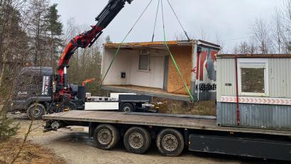 Bild: vsr
Bereits Ende vergangenen Jahres hat die Gemeinde zwei gebrauchte Container aus Flossenbürg erworben, die zusammengesetzt den neuen Jugendraum ergeben. Mit einem 25 Tonnenkran wurden die Container verladen und nach Krummennaab transportiert.