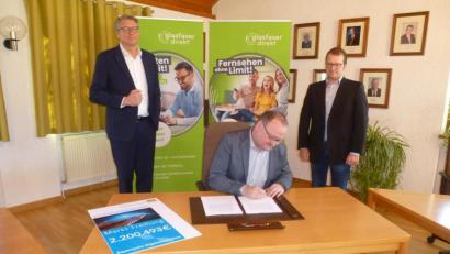 Bild: bk
Freudige Gesichter bei der Unterzeichnung des Kooperationsvertrags mit Glasfaser Direkt im Rathaus (von links): Jürgen Hernichel, Bürgermeister Uwe König und Markus Jobst.