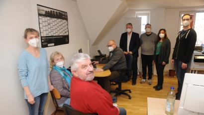 Bild: ige
Im Ausländeramt Amberg-Sulzbach durften sich Iryna und Anatoli Nodtochei (sitzend, mit Dolmetscherin Tatjana Kotov) als Erste in dem neuen System registrieren lassen, begleitet vom Personal des Ausländeramtes und Chefin Gertraud Mertel (Zweite von rechts) sowie Landrat Richard Reisinger (Vierter von rechts).