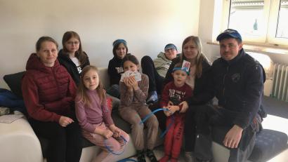 Bild: ihl
Mykhailo Tokarchuk (rechts), seine Frau Larissa (Zweite von rechts) mit ihren Kindern und eine Schwägerin mit Kindern haben dank Bürgermeister Peter Neumeier und Thomas Gietl in Schwarzenfeld ein Dach über dem Kopf.