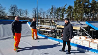 Bild: sne
Bürgermeister Edgar Knobloch (rechts) lässt sich im Waldbad Grafenwöhr von Betriebsleiter Stephan Potröck (links) und Rettungsschwimmer René Wächter die Arbeiten auf dem Dach erklären.