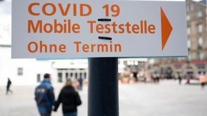 Bild: Bernd Thissen/dpa
Der Weg zu einer Mobilen Teststelle auf Covid-19 ist in der Dortmunder Innenstadt ausgeschildert.