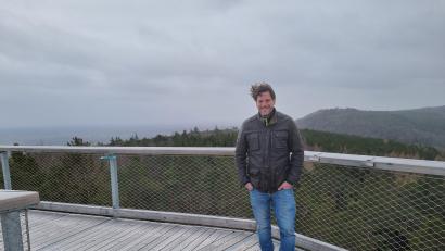 Bild: Donhauser/exb
Fritz Donhauser in luftiger Höhe auf einem Baumwipfelpfad.