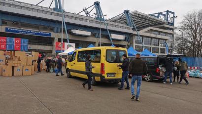 Bild: sne
Aus dem angemietete Kleintransporter laden die Grafenwöhrer ihre Güter an einer Sammelstelle an einem Fußballstadion aus.