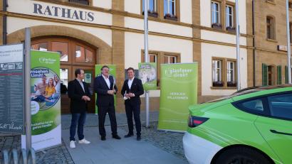 Bild: e
Nach der Vertragsunterzeichnung (von links): Markus Jobst (Glasfaser Direkt), Vilsecks Bürgermeister Hans Martin Schertl und Ronny Juch (Glasfaser Direkt).