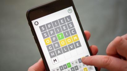 Bild: Fernando Gutierrez-Juarez/dpa-Zentralbild/dpa
Eine Person spielt mit der App eines Online-Buchstabenrätsels.