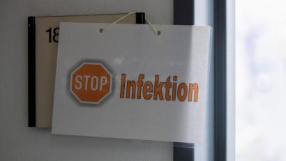 Symbolbild: Thomas Banneyer/dpa
Ein Schild weist auf einer Intensivstation auf eine Corona-Infektion hin. Am Klinikum Amberg lässt die Omikron-Variante die Patientenzahlen erneut nach oben schnellen.