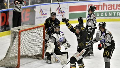 Bild: Hubert Ziegler
Felix Köbele vom ERSC Amberg dreht jubelnd ab – gerade ist das 1:0 für seine Mannschaft gefallen. Die Buchloer Spieler sind geschlagen.