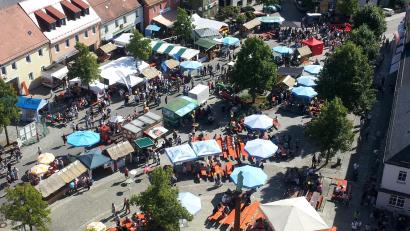 Archivbild: lnz
Im Juli 2015 gab es zuletzt ein Bürgerfest in Mitterteich. Der planmäßige Termin 2020 wurde coronabedingt zunächst auf 2021 und später auf 2022 verschoben. Das Archivfoto, geschossen vom Kirchturm aus, zeigt das Festtreiben am 26. Juli 2015.