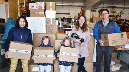 Bild: no
Bei der Spendensammlung (von links); Norma Brand, Zoey und Emily Schlegl mit Mama Melanie Schlegl, sowie der Zweite Bürgermeister Benjamin Hiltl.