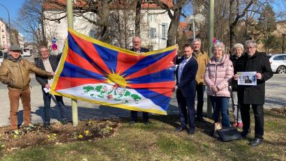 Bild: Stadt Weiden/exb
Im Bild: v.l. 
Hans Peter Pauckstadt-Künkler, Evangelische Kirche, Amnesty International, Bürgermeister Reinhold Wildenauer, Bürgermeister Lothar Höher, Oberbürgermeister Jens Meyer, Manfred Weiß, Netzwerk Asyl, Dr. Heidi Nickl und Dr. Sieglinde Plödt, Ärzte für den Frieden, 
Veit Wagner, Amnesty International und Weiden ist bunt.
