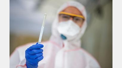 Archivbild: Sebastian Gollnow/dpa
Mehr als 700 Covid-19-Fälle in nur zwei Tagen: Im Raum Amberg-Sulzbach stecken sich weiterhin viele Menschen mit dem Virus an.