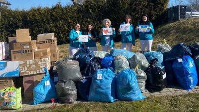 Bild: u
Das Team des ambulanten Pflegedienstes Karin Willey hat mit Unterstützung von vielen Menschen eine Tonne Hilfsgüter für Geflüchtete aus der Ukraine gesammelt. Über die Großzügigkeit der Spender freuen sich (von links): Bettina Bäumler, Nadine Welzl-Lohr, Andrea Luther, Chefin Karin Willey und Initiatorin Angela Zinveli.
