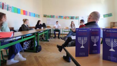Bild: Wolfgang Steinbacher
Das jüdische Leben in Amberg haben Schüler des Erasmus-Gymnasiums in einem Audioguide im Rahmen eines P-Seminars in einen Audio-Guide gepackt. Im Bild von links: Carlotta Wilhelm, Katharina Stoiber, Maritta Singer, Dennis Schmidt und Lena Strobel. Rechts: Florian Häusler.