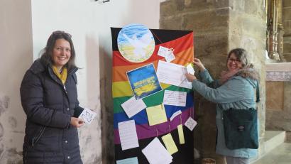 Bild: jzk
„Beten für den Frieden“ war das Thema für Kathrin Karban-Völkl und Waltraud Müller (von links) bei der Gestaltung der Stellwand in der Stadtpfarrkirche.