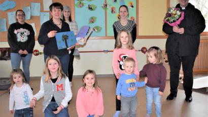 Bild: rgr
Ingrid Hiller (Zweite von linkd) wurde von ihrer Nachfolgerin Andrea Suttner (Zweite von rechts) und Pfarrer Daniel Fenk sowie von einigen Kindern und Müttern der Eltern-Kind-Gruppen verabschiedet.