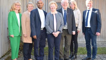 Bild: bnr
Im Kreise ihrer Familie feierte Franziska Schiesl aus Altendorf ihren 80. Geburtstag. Zu den zahlreichen Gratulanten gehörten die Pfarrer Johnson Varakaparambil und Siegfried Wölfl sowie die Töchter Regina, Angelika, Josefa und Sohn Markus.