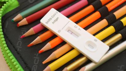 Bild: Matthias Bein/dpa-Zentralbild/dpa/Symbolbild
Ein Kit für einen Corona-Schnelltest liegt auf dem Federmäppchen eines Schülers.