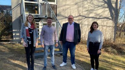 Bild: Otto-Hahn-Gymnasium/exb
Oberstudiendirektor Stefan Niedermeier (Zweiter von rechts) begrüßte (von links) Studienrätin Julia Schöffel, Studienreferendar Christian Fehn und Studienreferendarin Bernadette Pirkelmann.