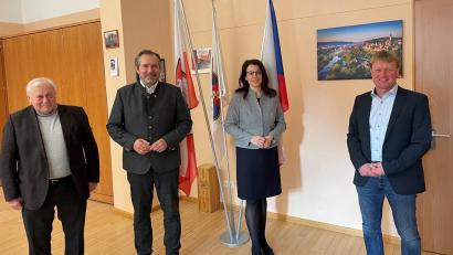 Bild: Marko Pammer/exb 
Johann Wilhelm (Guteneck), Frank Zeitler (Nabburg) und Markus Schiesl (Altendorf) freuen sich über den Antrittsbesuch von MdB Martina Englhardt-Kopf in der VG Nabburg (von links).