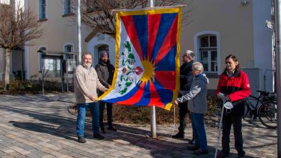 Bild: Kurt F. Stangl/exb 
Zusammen mit Vertretern der Tibet-Initiative Pfreimd hisste Bürgermeister Richard Tischler die Tibet-Flagge vor dem Rathaus in Pfreimd. In einigen Tagen soll die Tibet-Flagge durch die der Ukraine ersetzt werden.