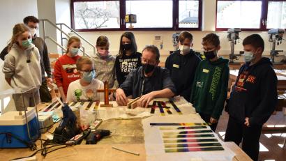 Bild: ubb
Wolfgang Horn (Mitte) und Luca Braun (hinten links) zeigten den Firmlingen die ersten Schritte zum Bau eines Holzkreuzes. Die Buben und Mädchen hörten aufmerksam dazu, danach sollte jeder sein eigenes Kruzifix basteln.