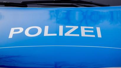 Symbolbild: Christoph Soeder/dpa
Der Polizei-Schriftzug steht auf einem Einsatzfahrzeug.