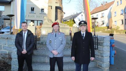 Bild: soj
Die Beteiligten an der Gedenkminute am Kriegerdenkmal in Ebnath (von links) Bürgermeister Wolfgang Söllner, stellvertretender KSK-Vorsitzender Hans Rochholz und Kreisvorsitzender Thomas Semba.