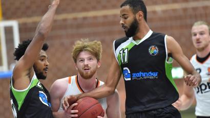 Archivbild: A. Schwarzmeier
Sebastian Fritsch (am Ball) war erneut einer der Leistungsträger der Neustädter Regio-Basketballer.