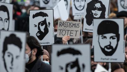 Archivbild: Boris Roessler/dpa
Mit Plakaten und Bildern der Ermordeten erinnern Teilnehmer im Februar bei einer Gedenkveranstaltung auf dem Marktplatz von Hanau an die Opfer des rassistischen Anschlags von Hanau im Jahr 2020.