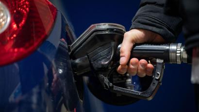 Symbolbild: Marijan Murat/dpa
Ein Kunde füllt seinen Tank mit Diesel-Kraftstoff. Die Spritpreise sind seit drei Tagen nicht mehr gestiegen.