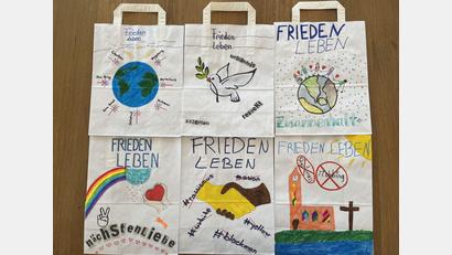 Bild: Katrin Pretzl /exb
Nachdem sie sich im Religionsunterricht Gedanken über den Frieden gemacht hatten, gestalteten Schüler des HCA-Gymnasiums Papiertüten wie diese, die Teil einer Installation des Künstlers Johannes Volkmann werden sollen.