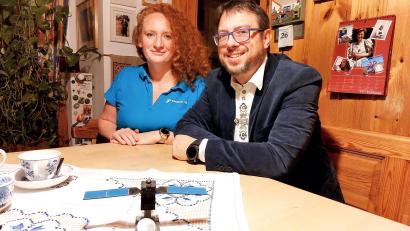 Bild: ubb
Johannes Bauer kommt gerne mit seiner Freundin Jana Mulačová nach Falkenberg - zum Ausspannen und die Heimat genießen. Beide haben anstrengende Berufsfelder bei der Europäischen Weltraumorganisation. Da ist ein wenig Ruhe in Stiftland und Steinwald das Richtige.